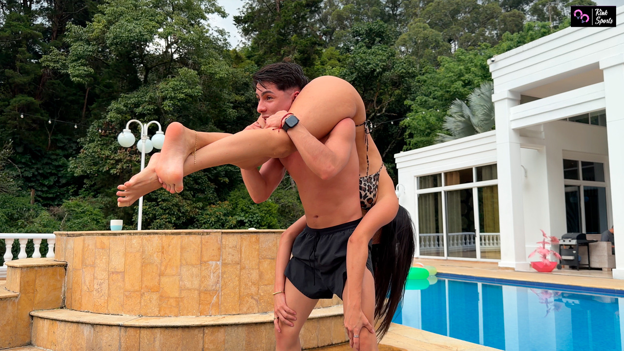 Sofia's Bikini Squeeze vs Andres - Image 13