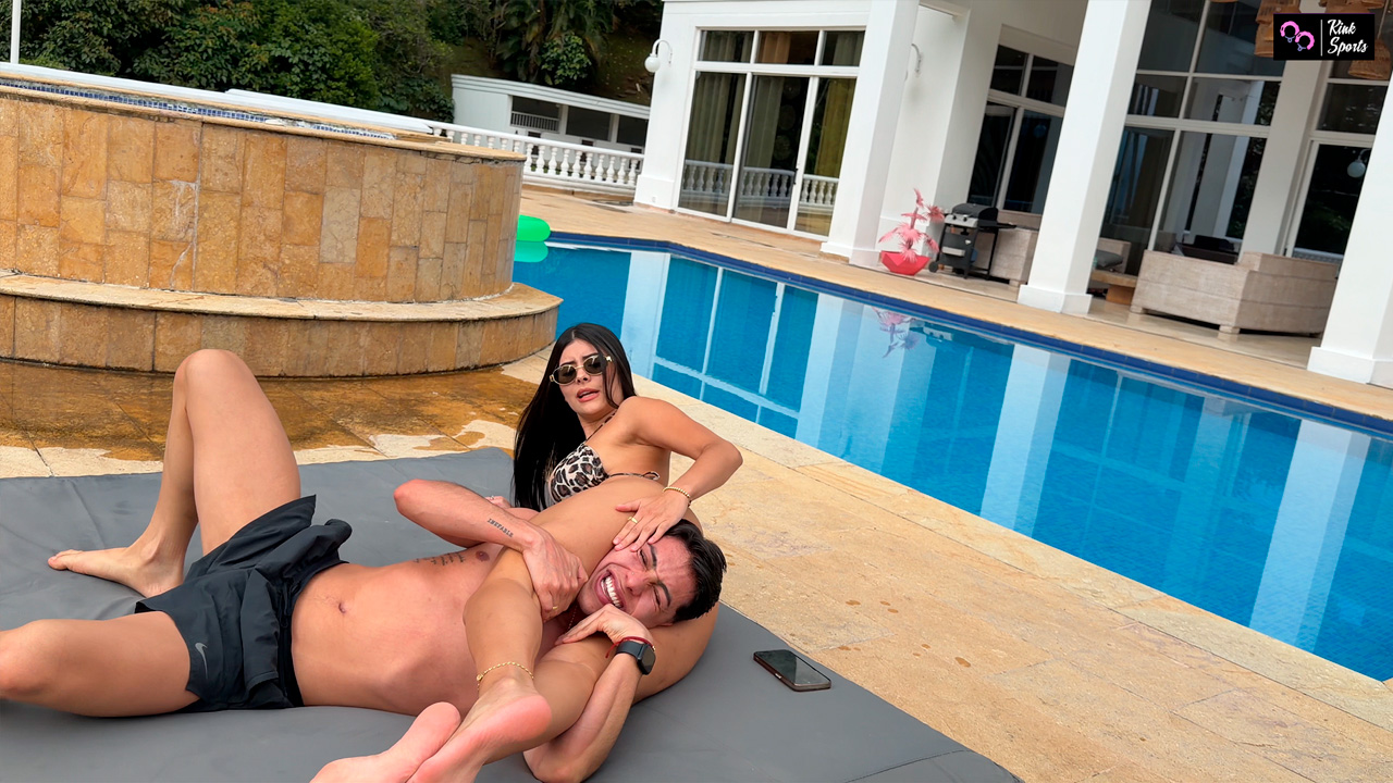 Sofia's Bikini Squeeze vs Andres - Image 9